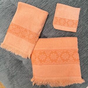 Vintage JCPenney Daisy Orange fringe towel set.  Hand, Bath & wash cloth.